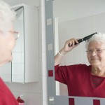 oma kaemmt sich die haare