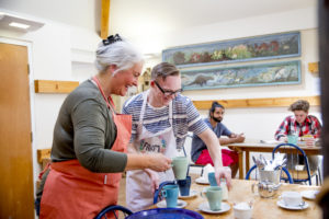 Mennesker på café