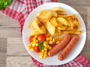 Stekte pølser med potetbåter